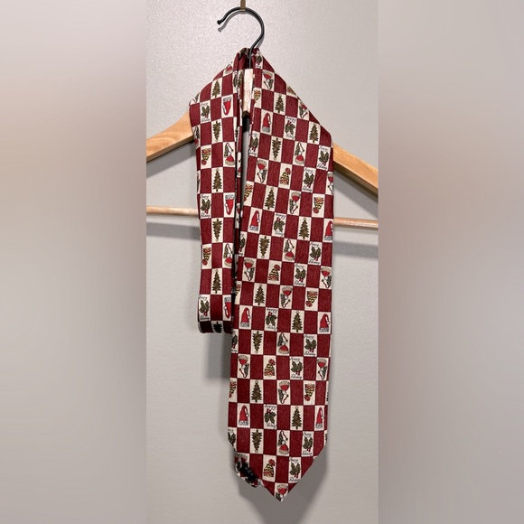 Structure Festive Red and White Men's Tie Featuring Christmas Designs
SILK - Picture 1 of 4